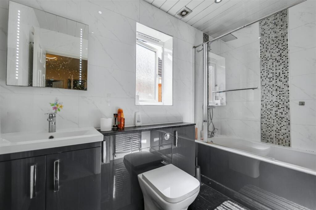 50 Fox Hollow 2nd bathroom.jpg