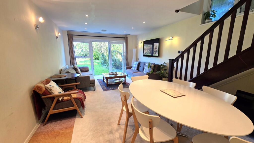 LOUNGE / DINING AREA