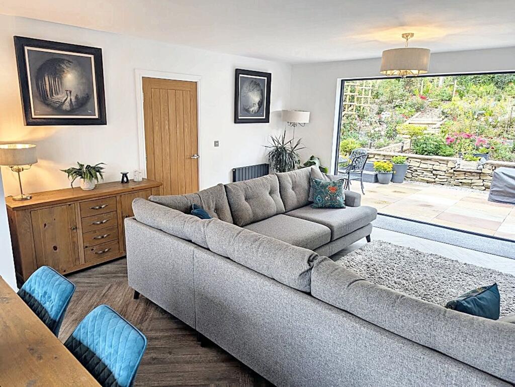 OPEN PLAN DINING KITCHEN AND FAMILY ROOM