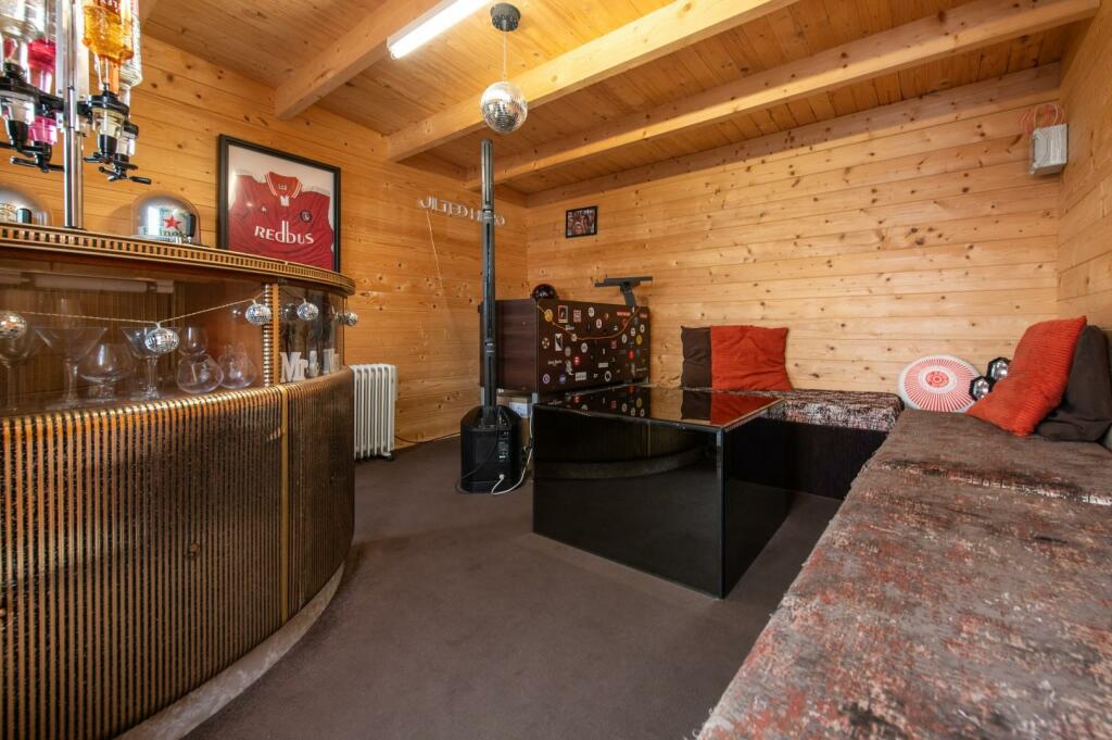 Summerhouse/Log Cabin