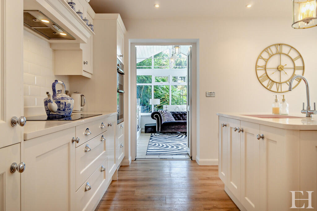 8614983-interiorW...