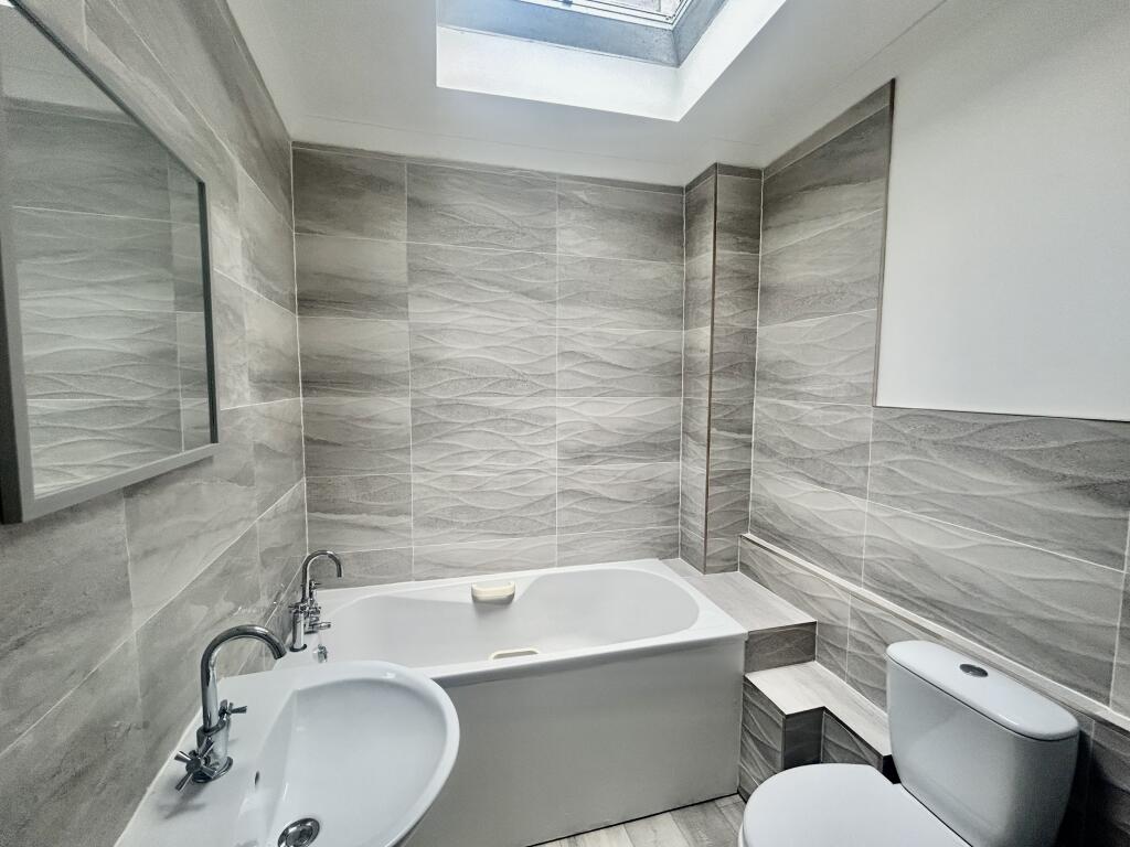 Bedroom One En-Suite.JPG