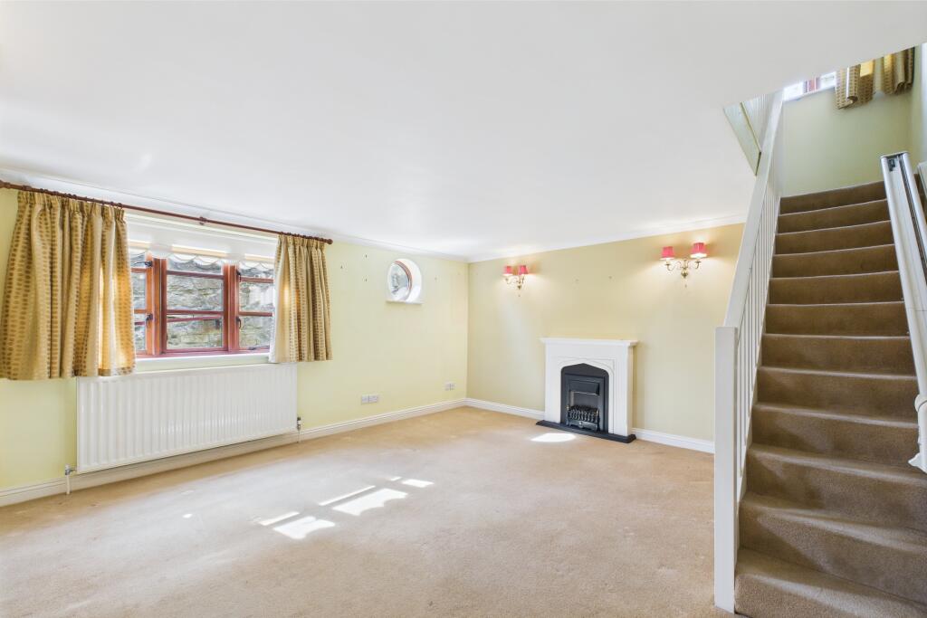 CAM04201G0-PR0080-STILL019