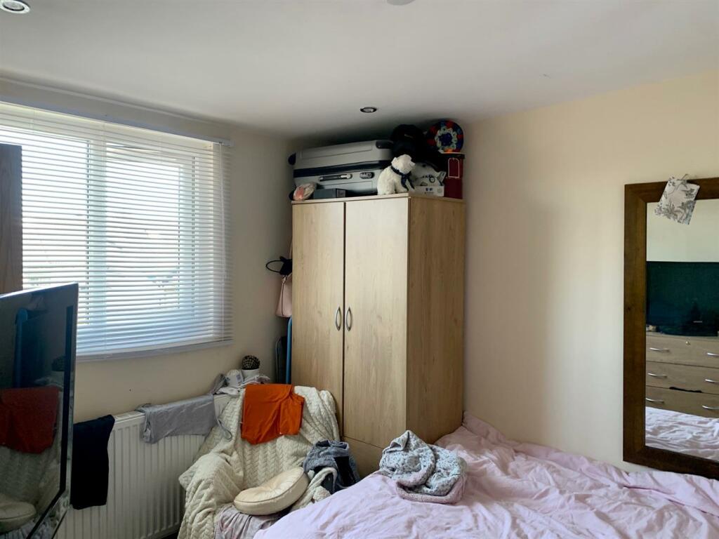 Flat 4 Bedroom 2.jpg