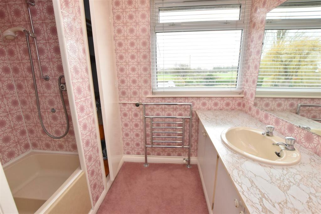 EN SUITE BATHROOM/WC