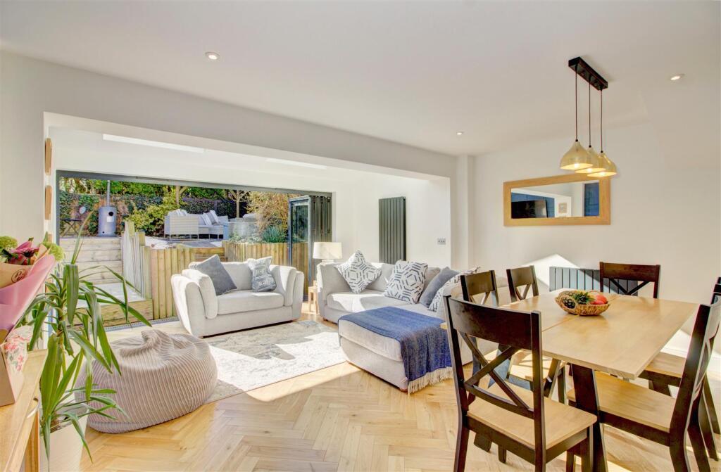 Sitting/Dining/family room