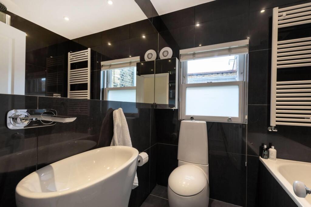 Main Bathroom1 Feb 2019.jpg