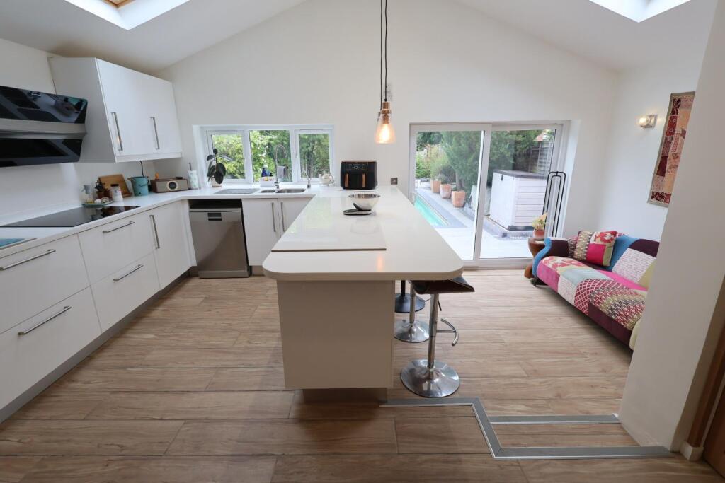 KITCHEN/DINER/SITTING ROOM