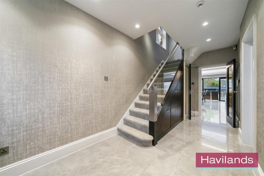 Broadfields Avenue-9.jpg