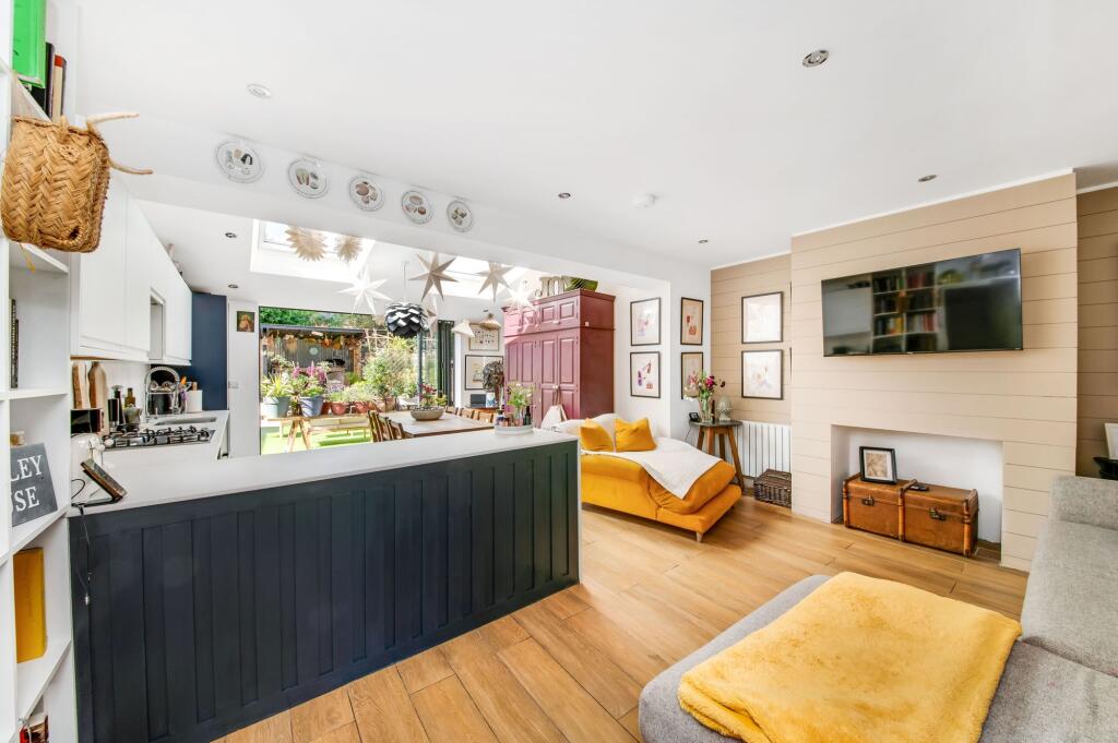 OPEN PLAN DINING KITCHEN &amp; FAMILY ROOM