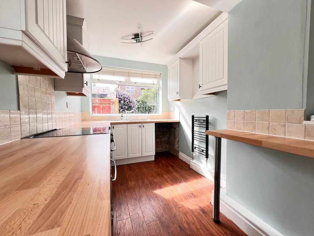 FITTED KITCHEN