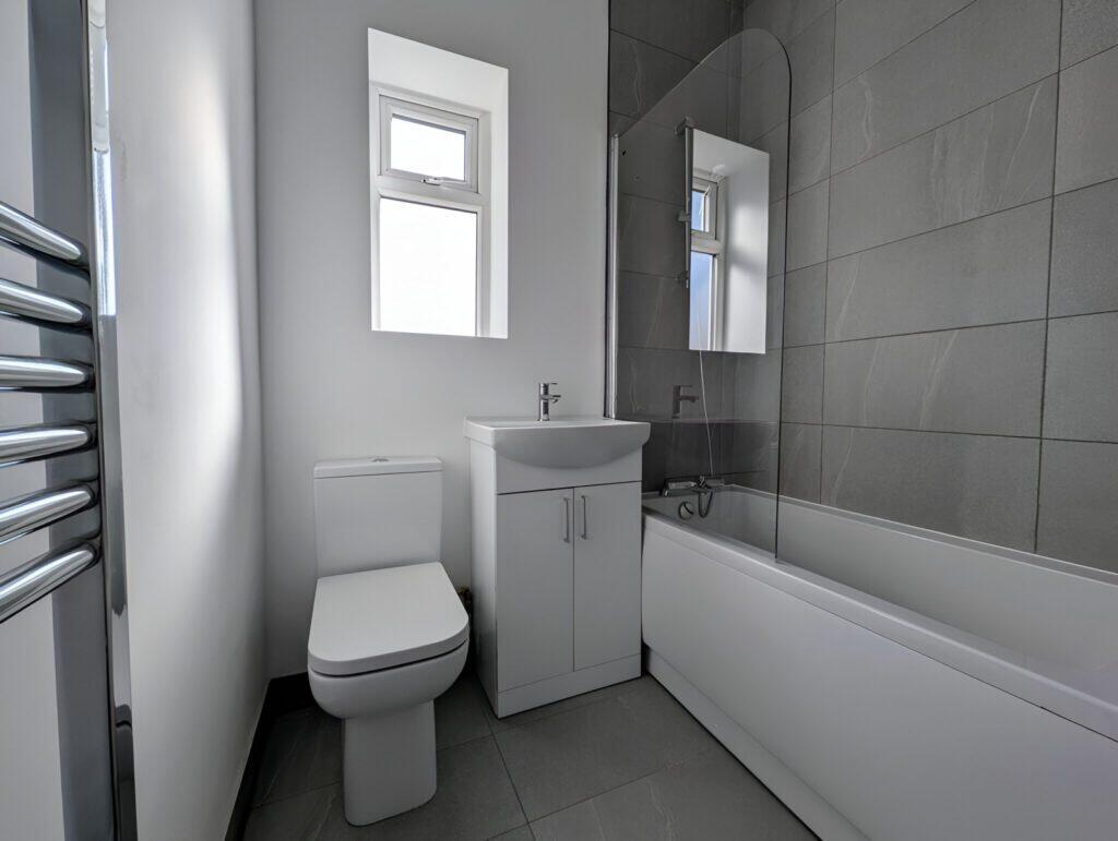 Minor Street - Bathroom