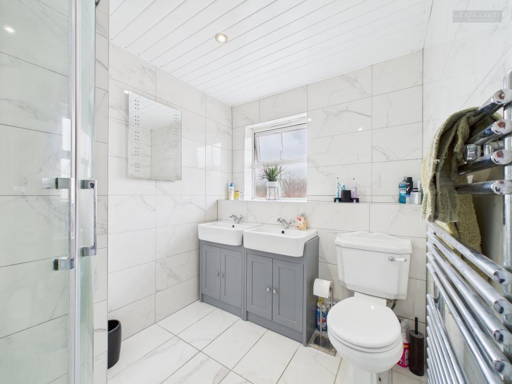 En-Suite To Master Bedroom