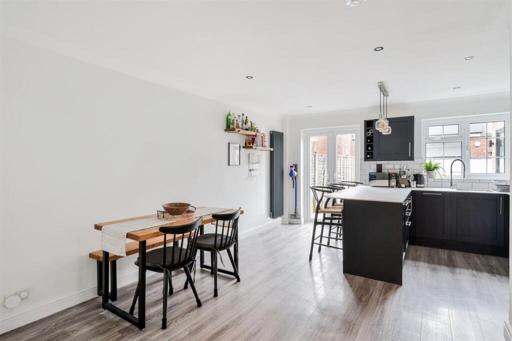 MIDDLE CLOSE (30).jpg