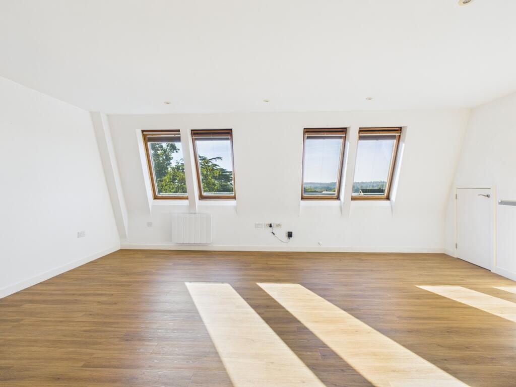 CAM04922G0-PR0067-STILL001