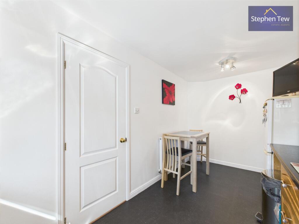 Kitchen/ Dining Room