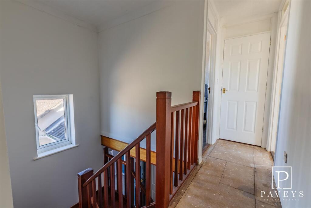 FIRST FLOOR LANDING