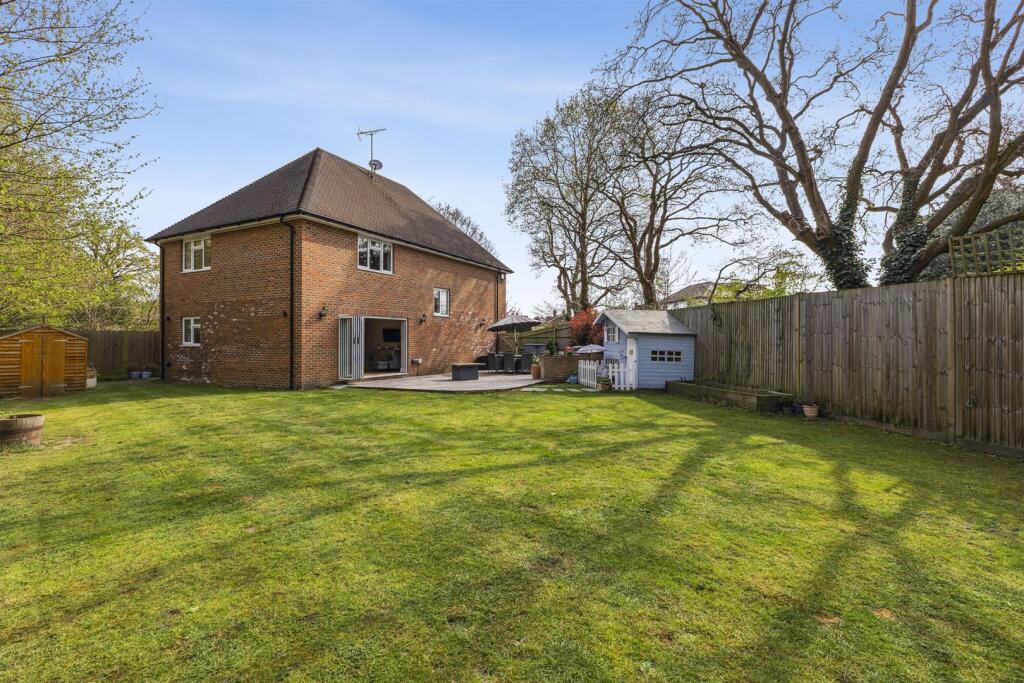 89601_1B Mytchett Road Mytchett(24)_low.jpg