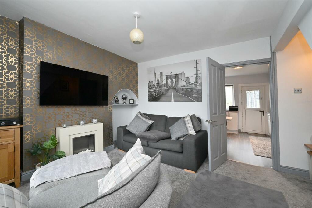 Lounge towards Kitchen.jpg