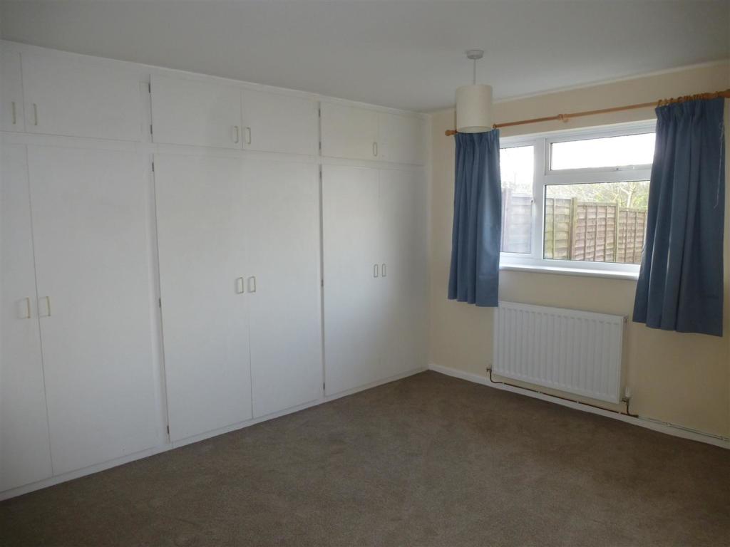 bedroom 1.JPG