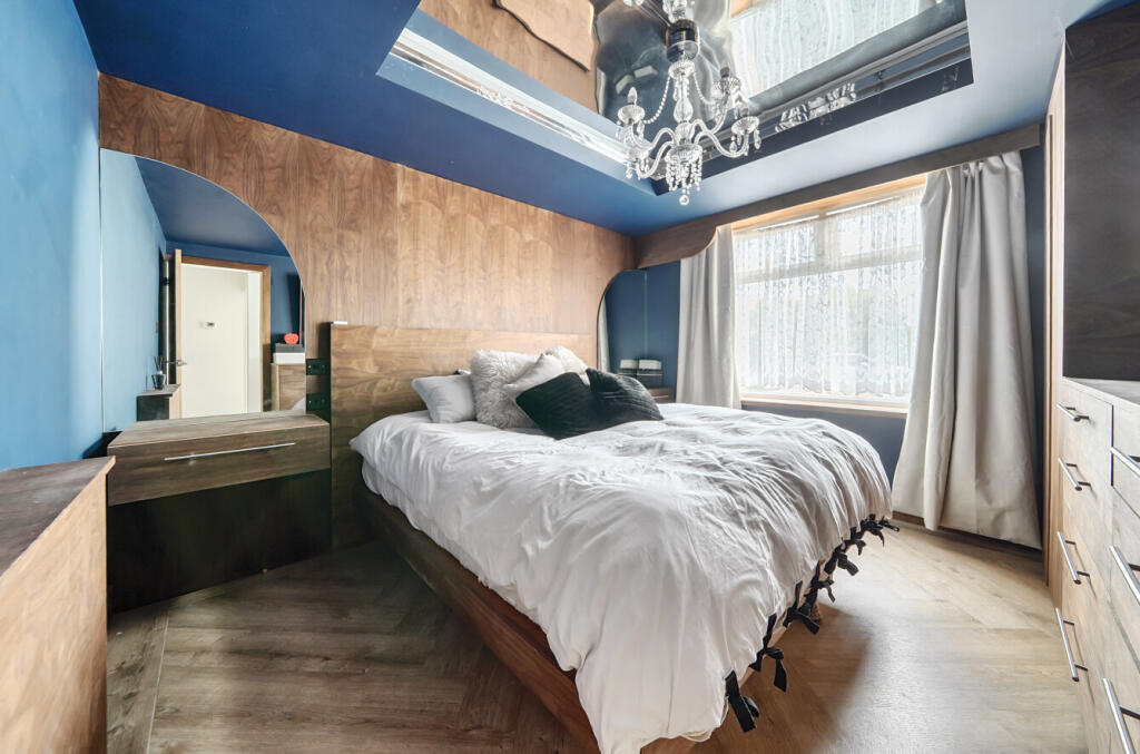 1342137-5-68a5969...