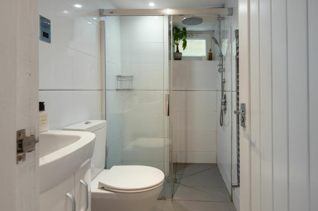35 Clarence Street, Dartmouth - Shower Room