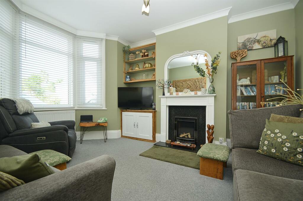 resizedLounge1.jpg