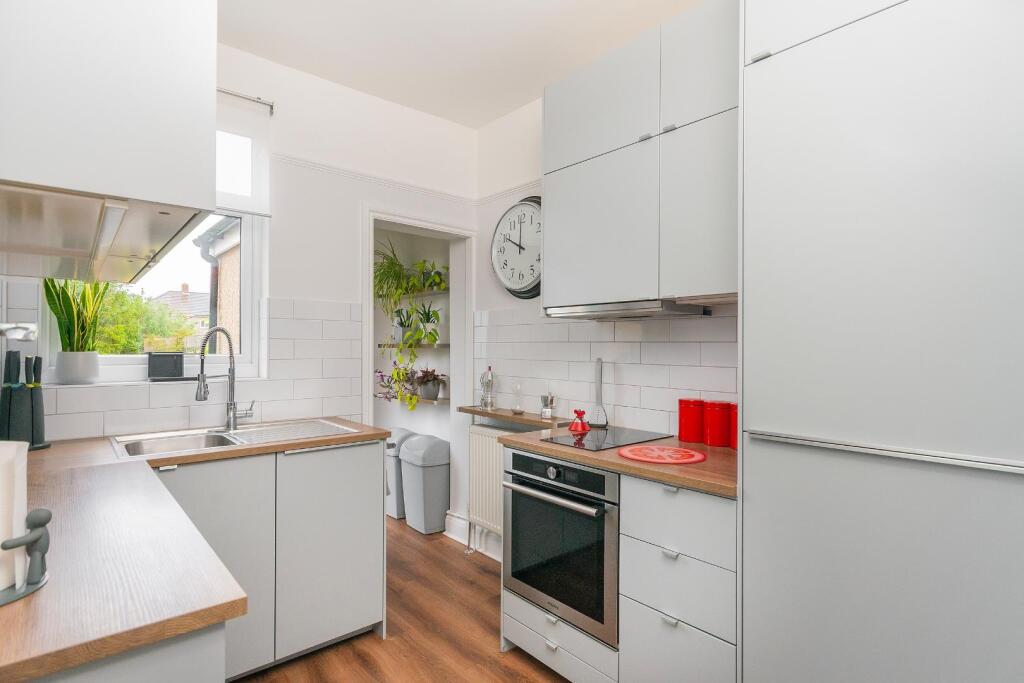 0J7ABN - Kitchen A.jpg