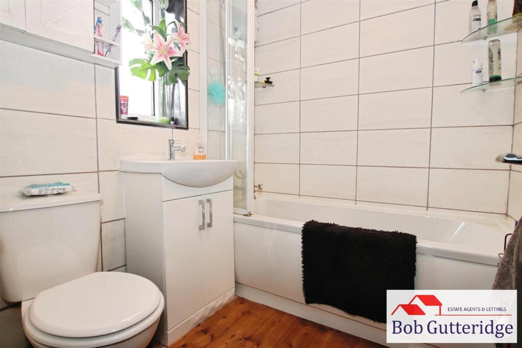 FIRST FLOOR BATHROOM