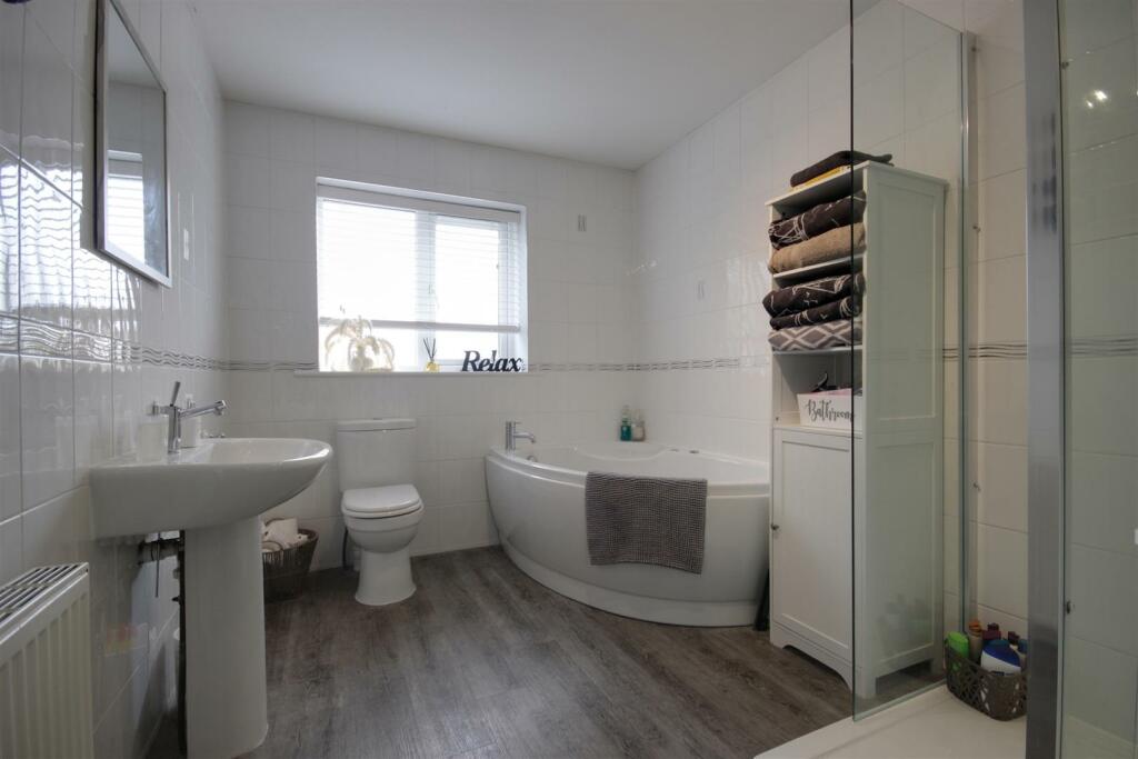 FAMILY BATHROOM/W.C.