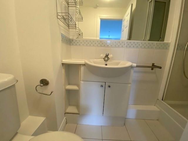 17 Drifters Drive ensuite 2.jpg