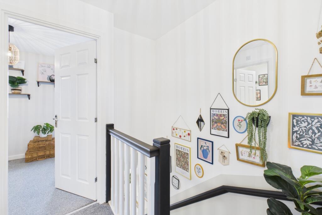 2 English Mews - Landing