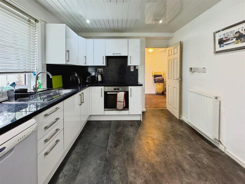 Kitchen 4.jpg
