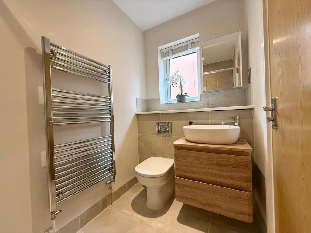 EN-SUITE BATHROOM