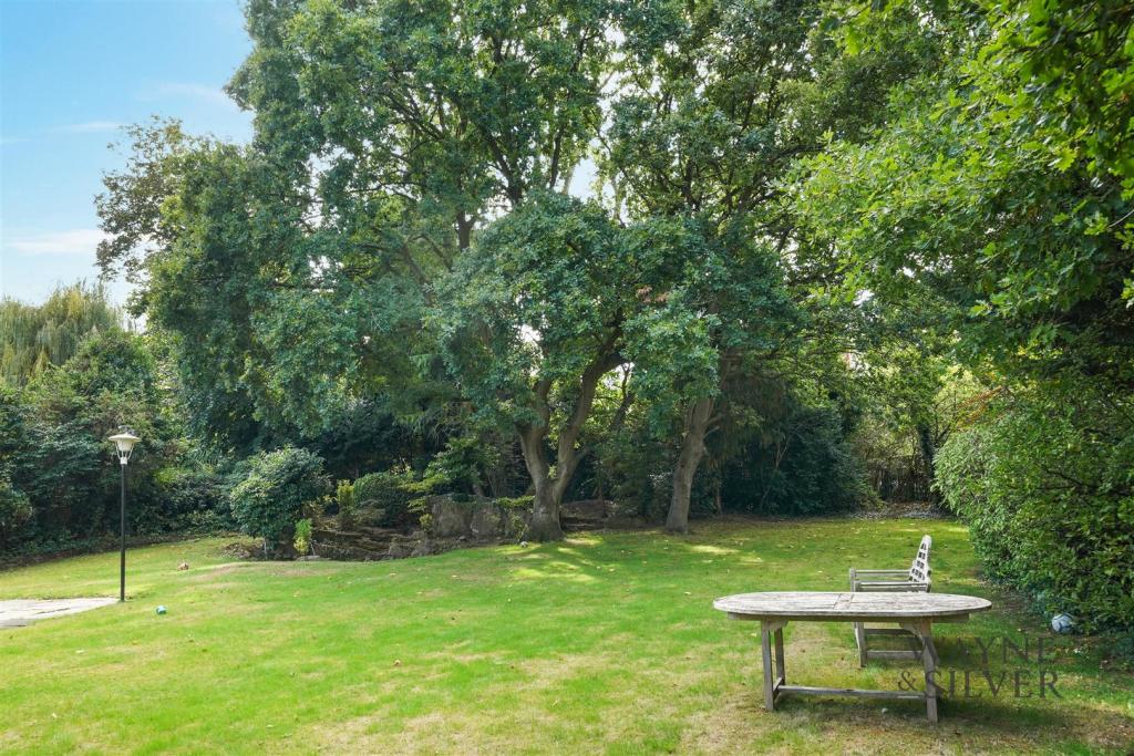 4 Winnington Close N2 0UA-10.jpg