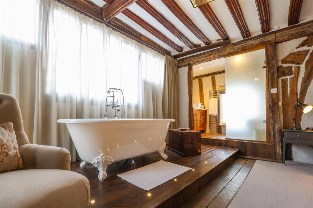 63 Whiting Street [Bath tub] 01.jpg