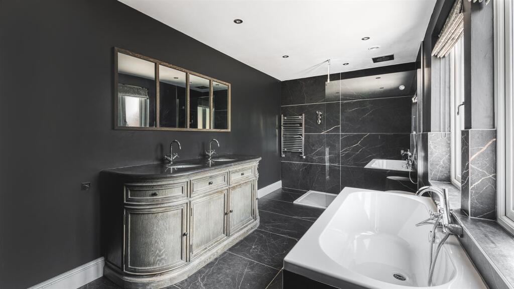 En-Suite Bathroom