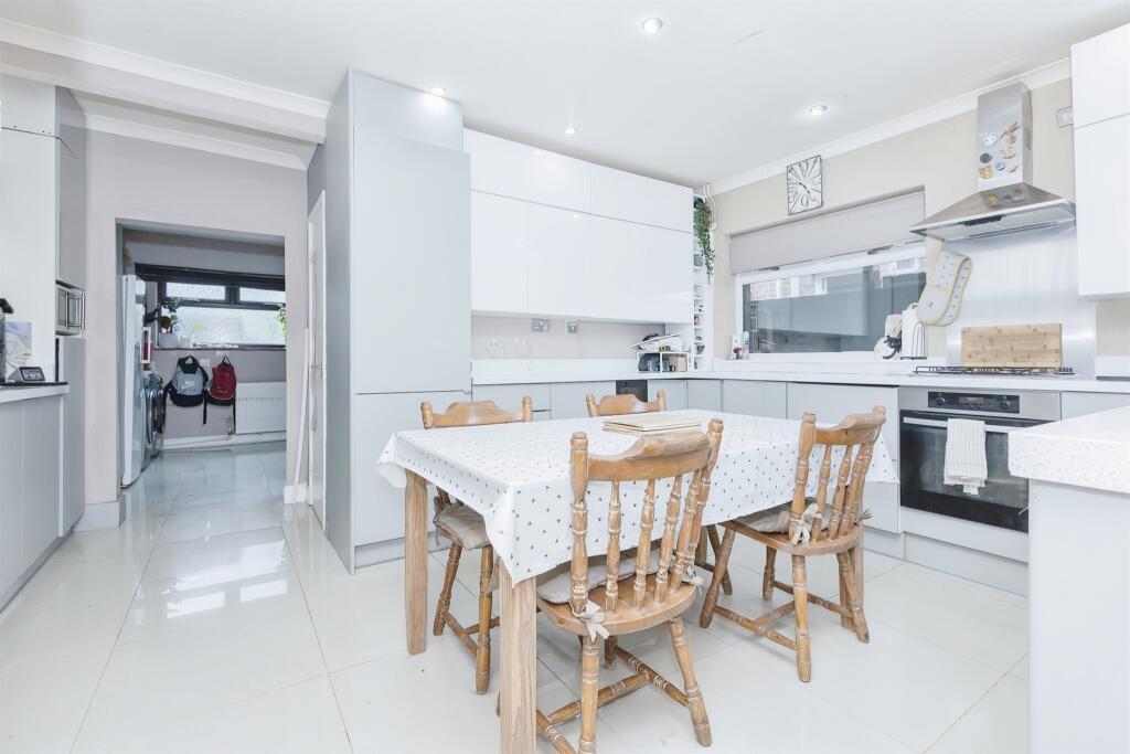 FAMILY DINING KITCHEN