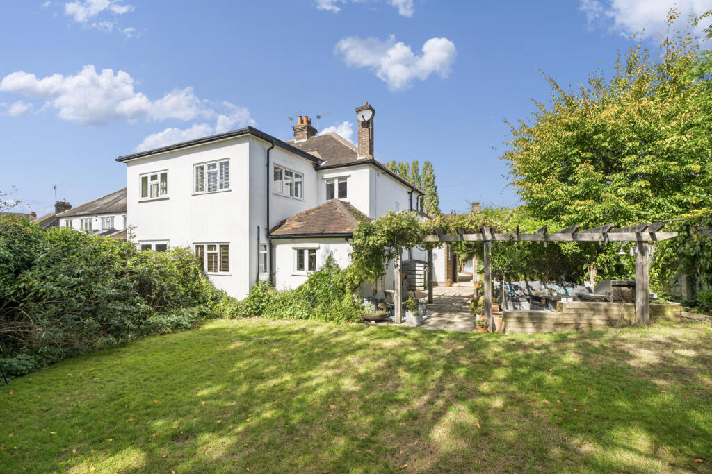 25 Rythe Road, Claygate KT10-014.jpg