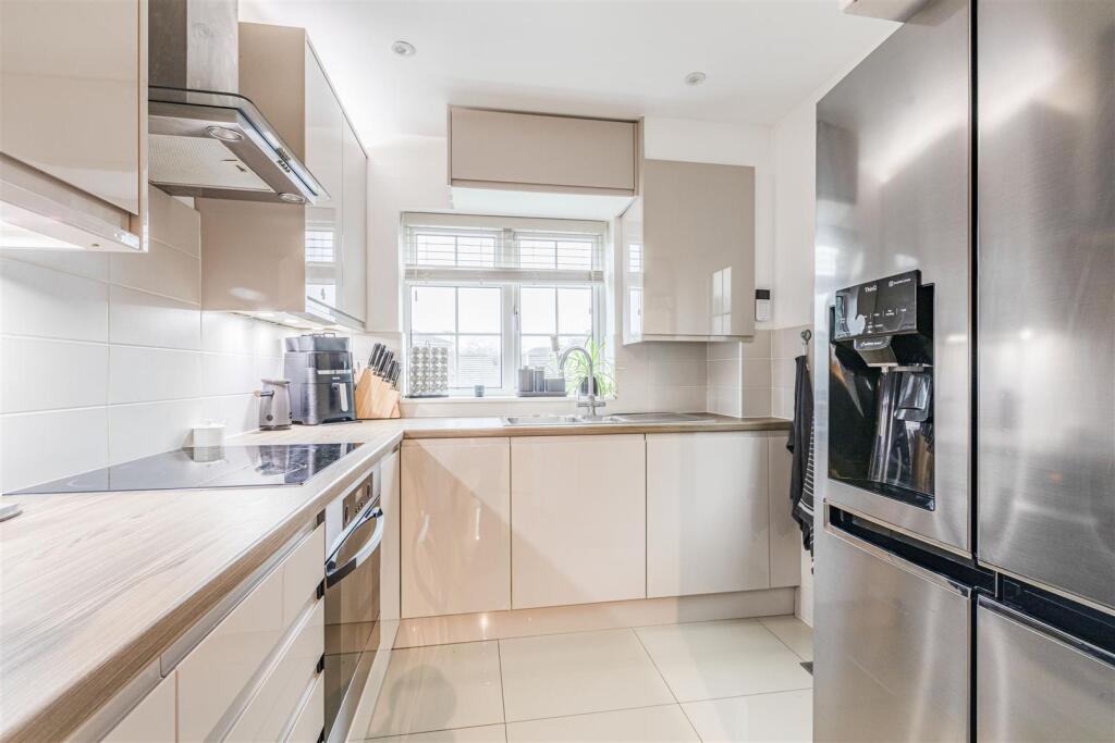 143 High Road, Byfleet, KT14 7RJ - 7.jpg