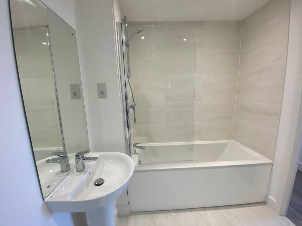 Main Bathroom 