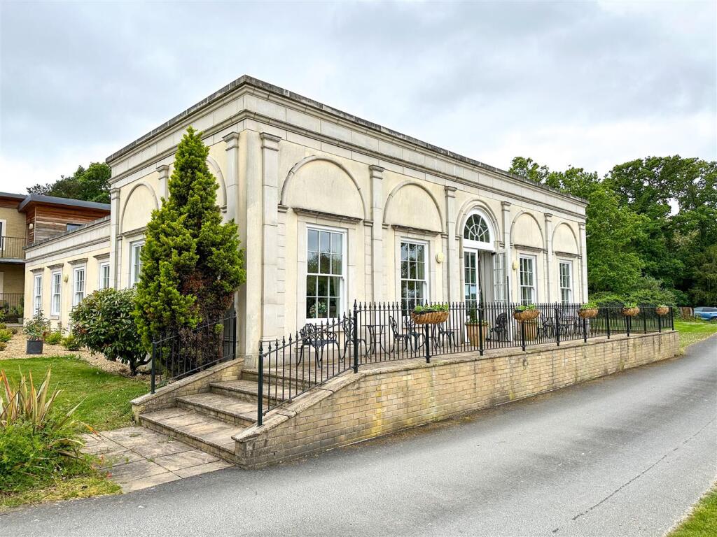 COMMUNAL LOUNGE AND VERANDA