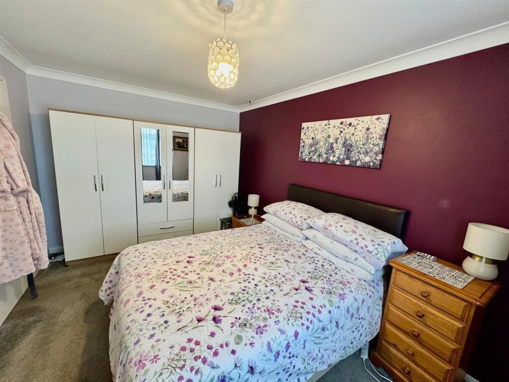 Bedroom 1b.jpg