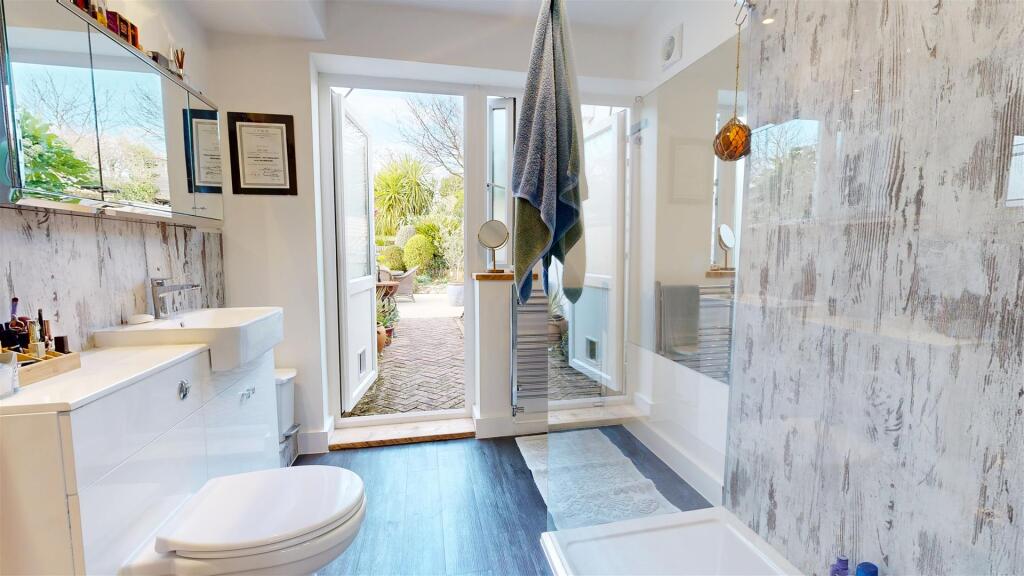 Bedroom ensuite 2.jpg