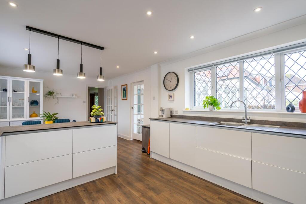 Kitchen (2).jpg