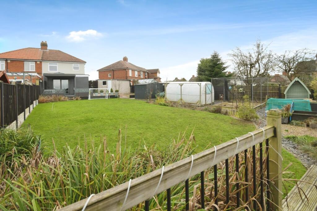 REAR GARDEN 12.jpg