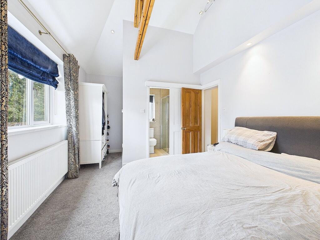 En Suite to Bedroom 1