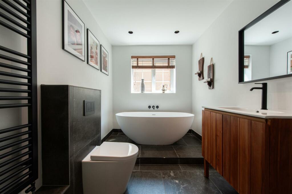 Bathroom..jpg