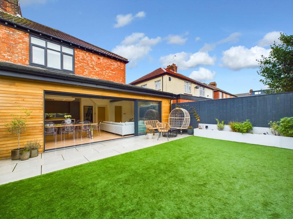 CAM02195G0-PR0057-STILL046