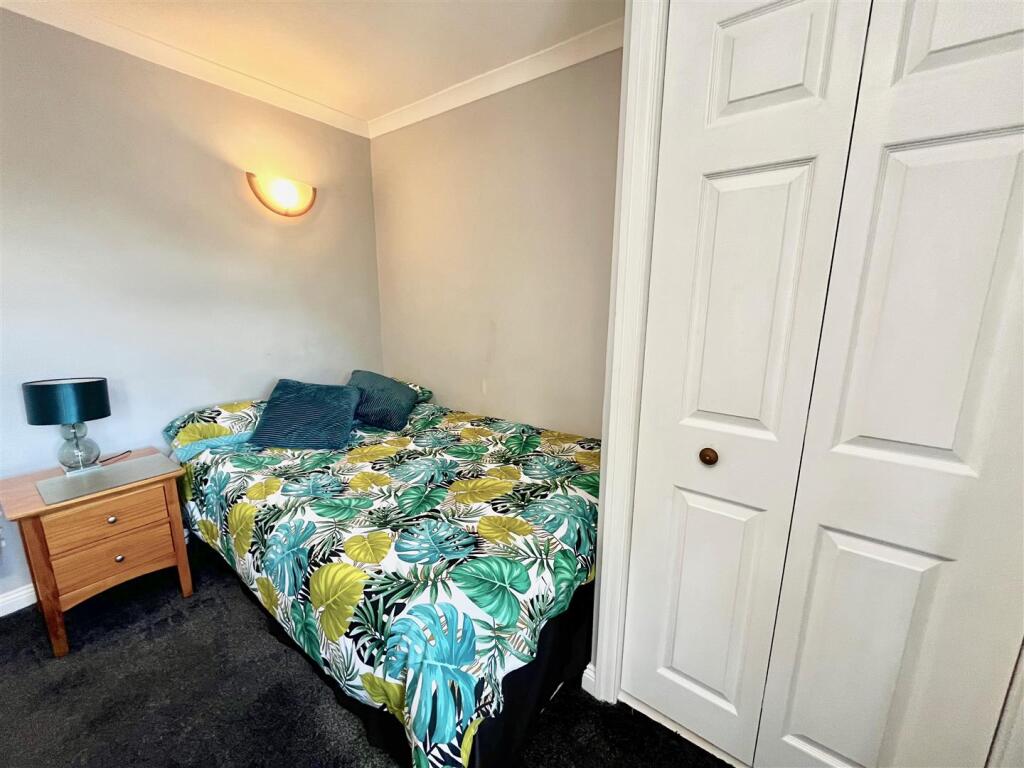 LOUNGE/BEDROOM